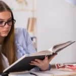 Une fille étudie la formation d'étiopathe pour apprendre à devenir étiopathe